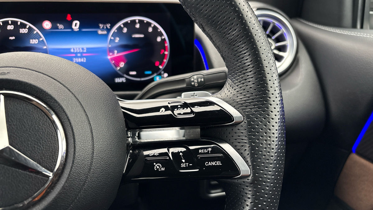 Mercedes-Benz GLB Image 14