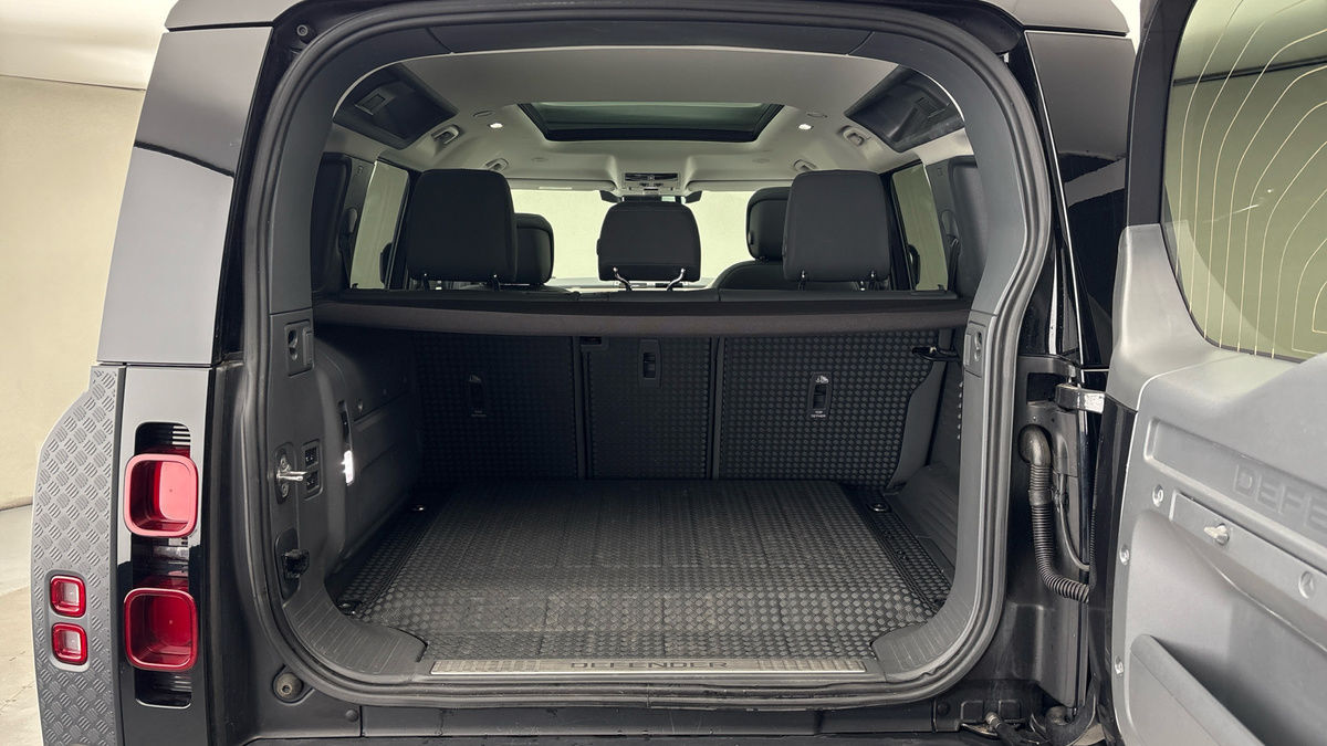 Land Rover Defender 110 Image 11