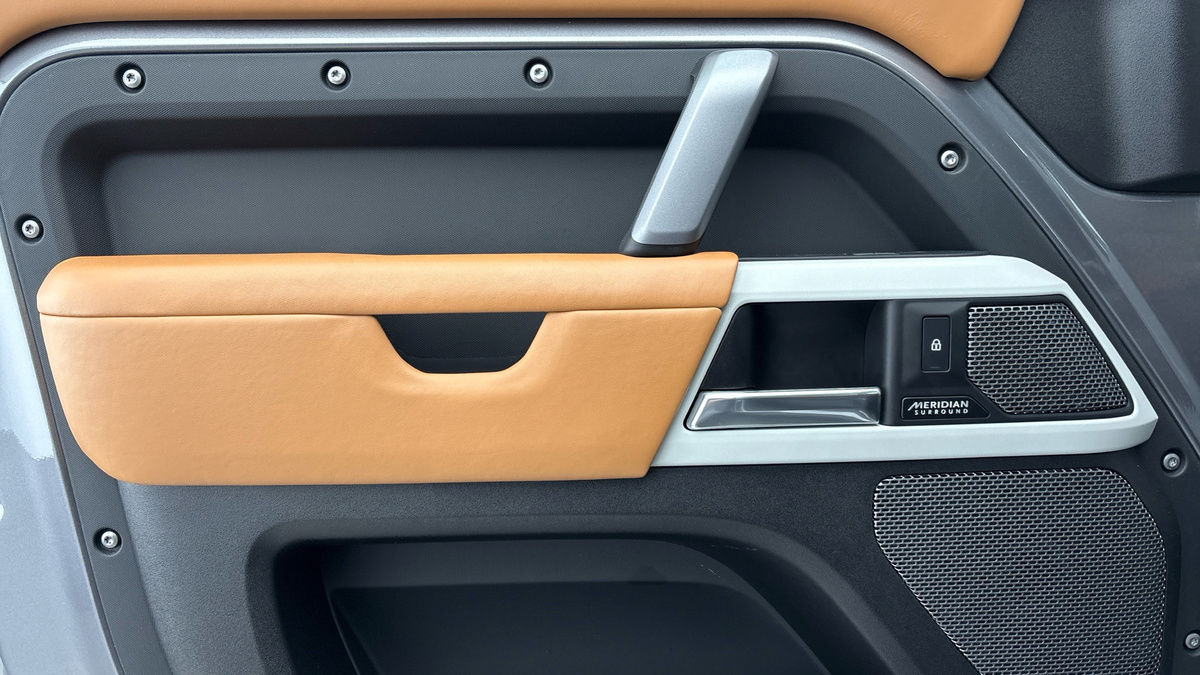 Land Rover Defender 110 Image 19