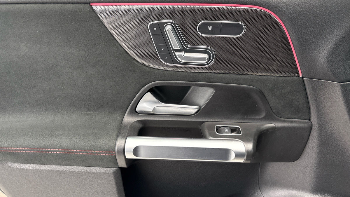 Mercedes-Benz GLB Image 19