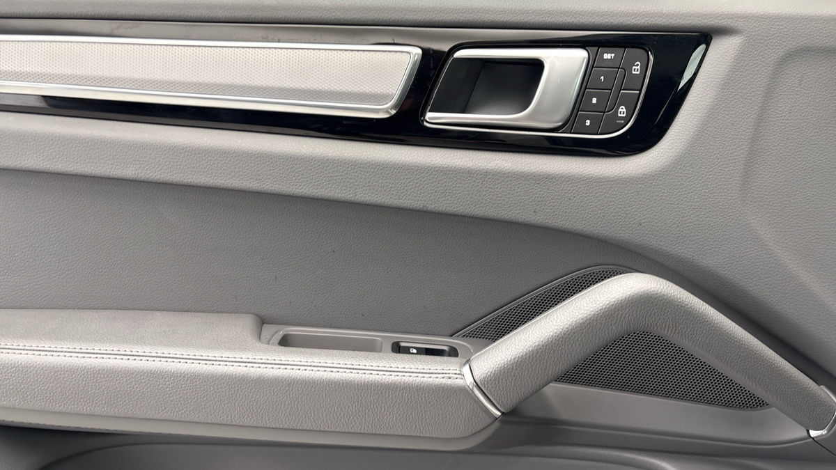Porsche Cayenne Image 19
