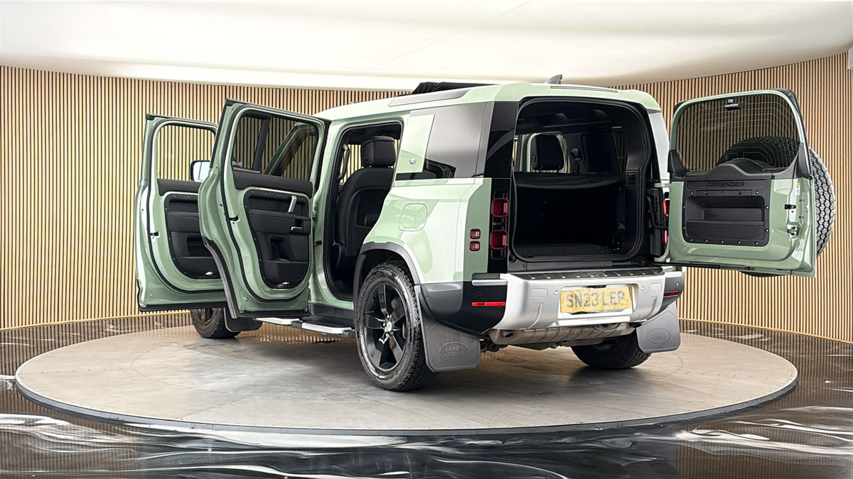 Land Rover Defender 110 Image 23