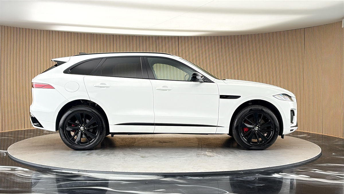 Jaguar F-PACE Image 16