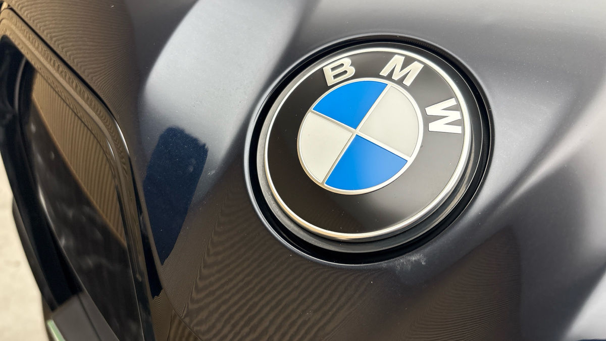 More views of BMW iX