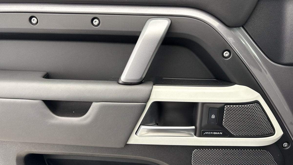 Land Rover Defender 90 Image 19