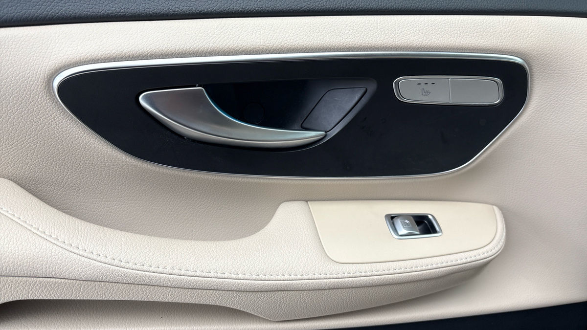 Mercedes-Benz V Class Image 19