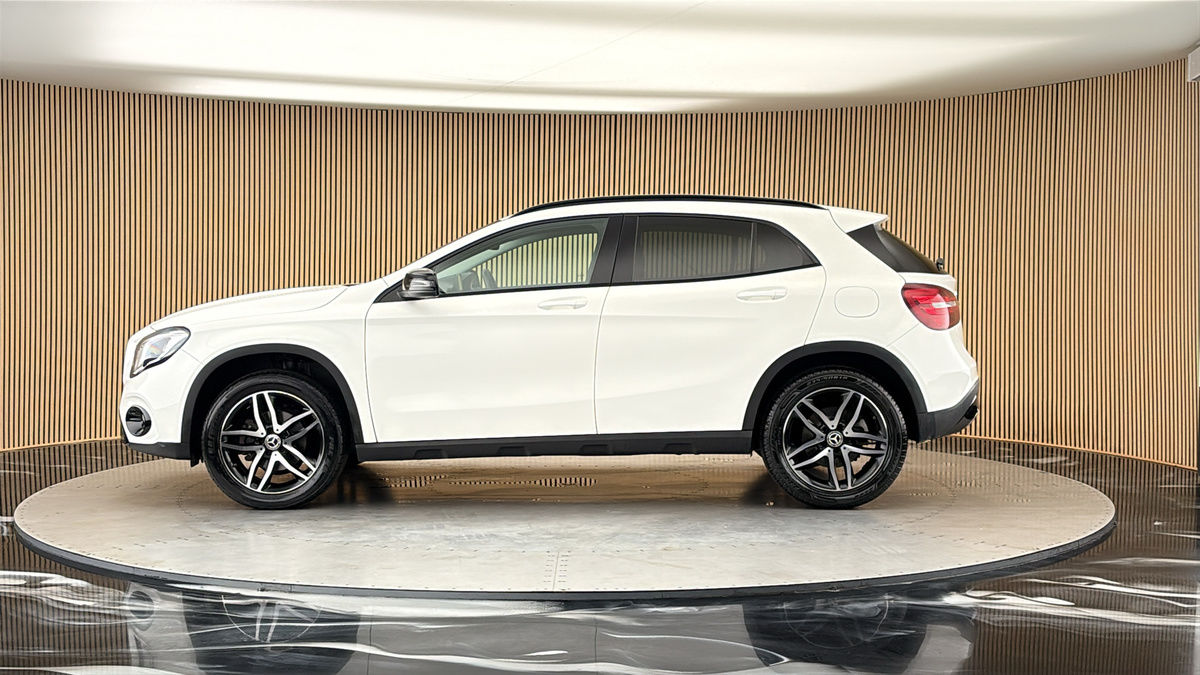Mercedes-Benz GLA Image 15