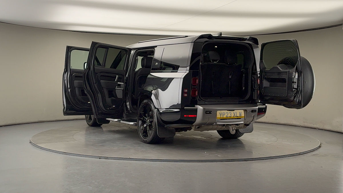 Land Rover Defender 130 Image 23