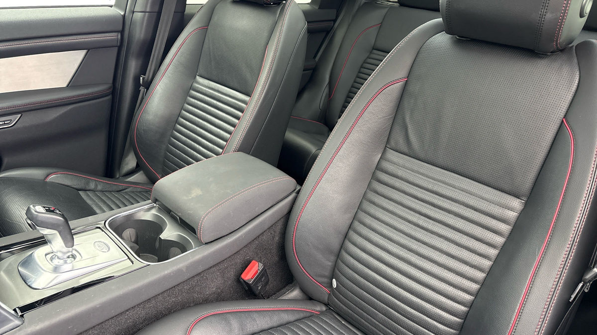 Land Rover Discovery Sport Image 7