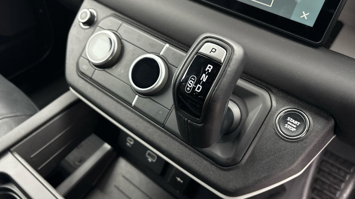 Land Rover Defender 110 Image 6