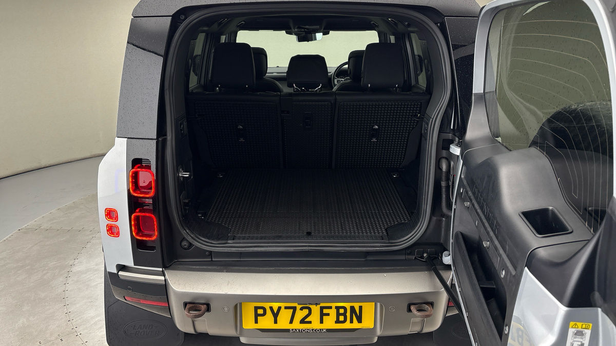 Land Rover Defender 110 Image 11