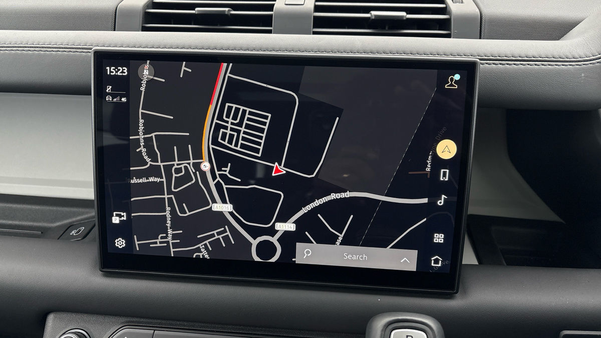 Land Rover Defender 110 Image 17