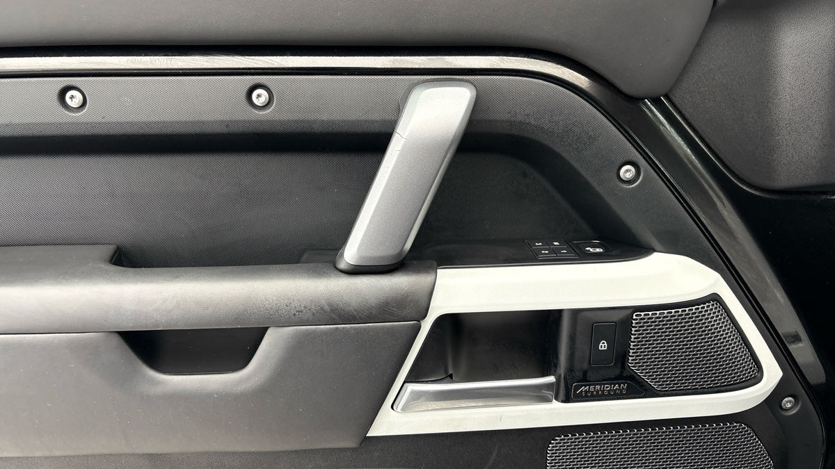 Land Rover Defender 110 Image 19