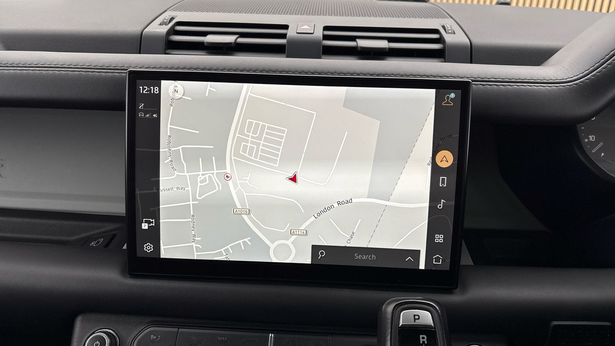 Land Rover Defender 110 Image 17