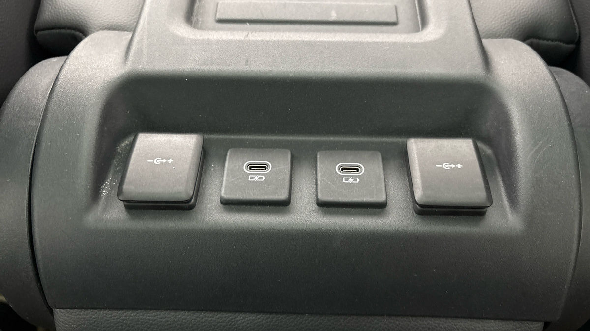 Land Rover Defender 110 Image 28
