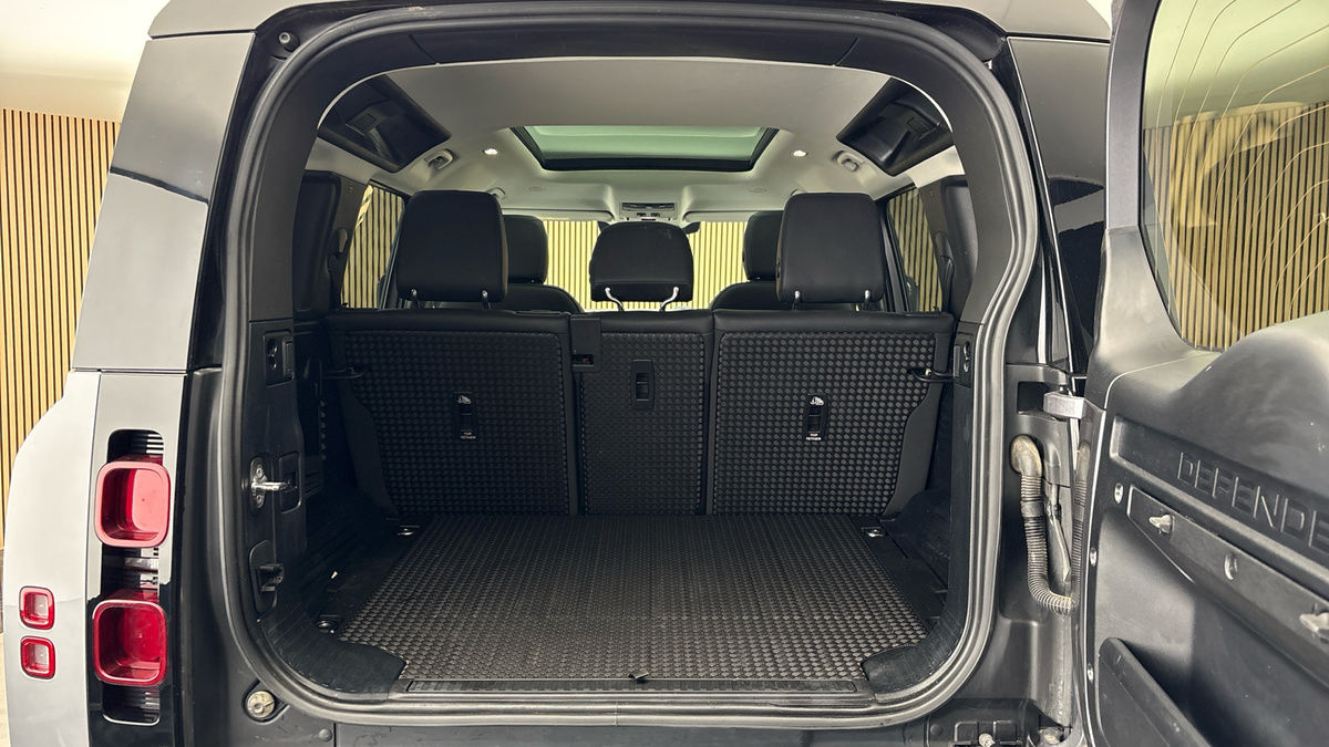 Land Rover Defender 110 Image 11