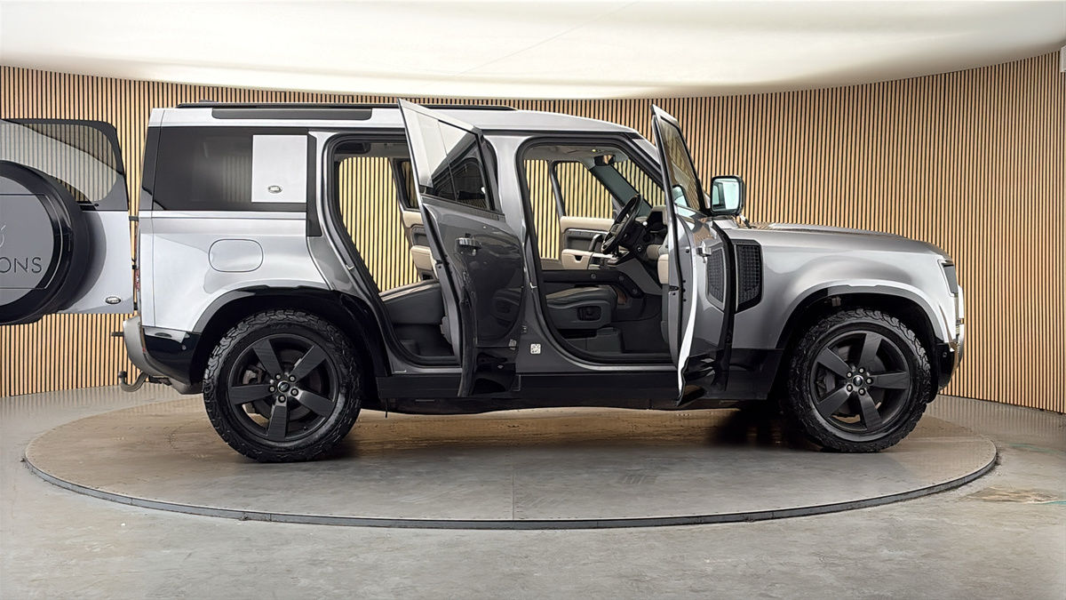 More views of Land Rover Defender 110