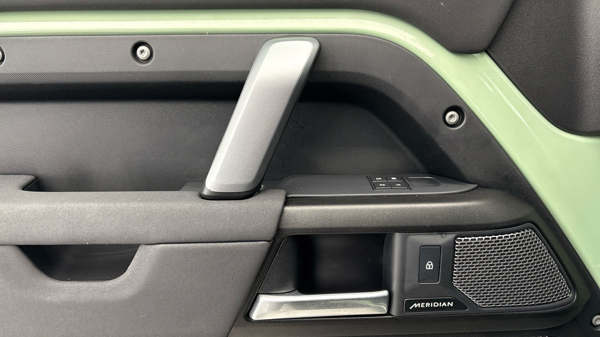 Land Rover Defender 110 Image 19