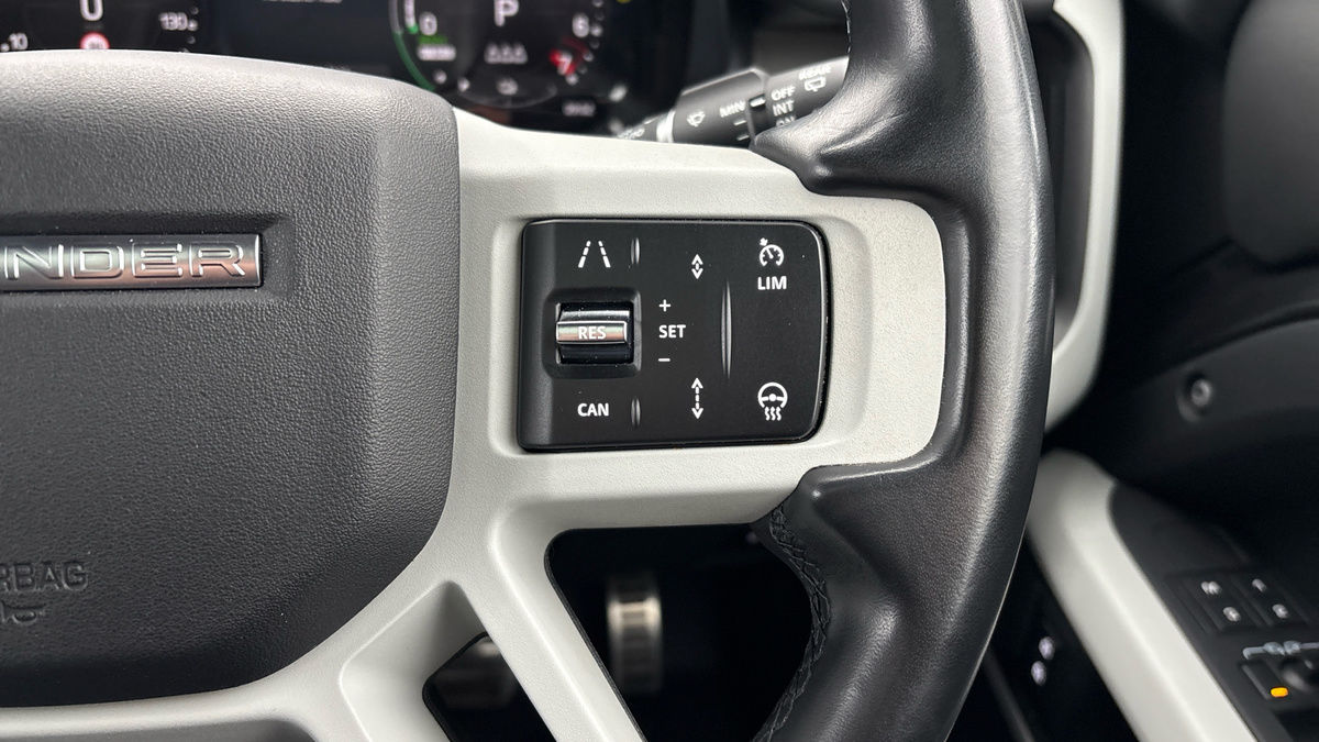 Land Rover Defender 110 Image 14