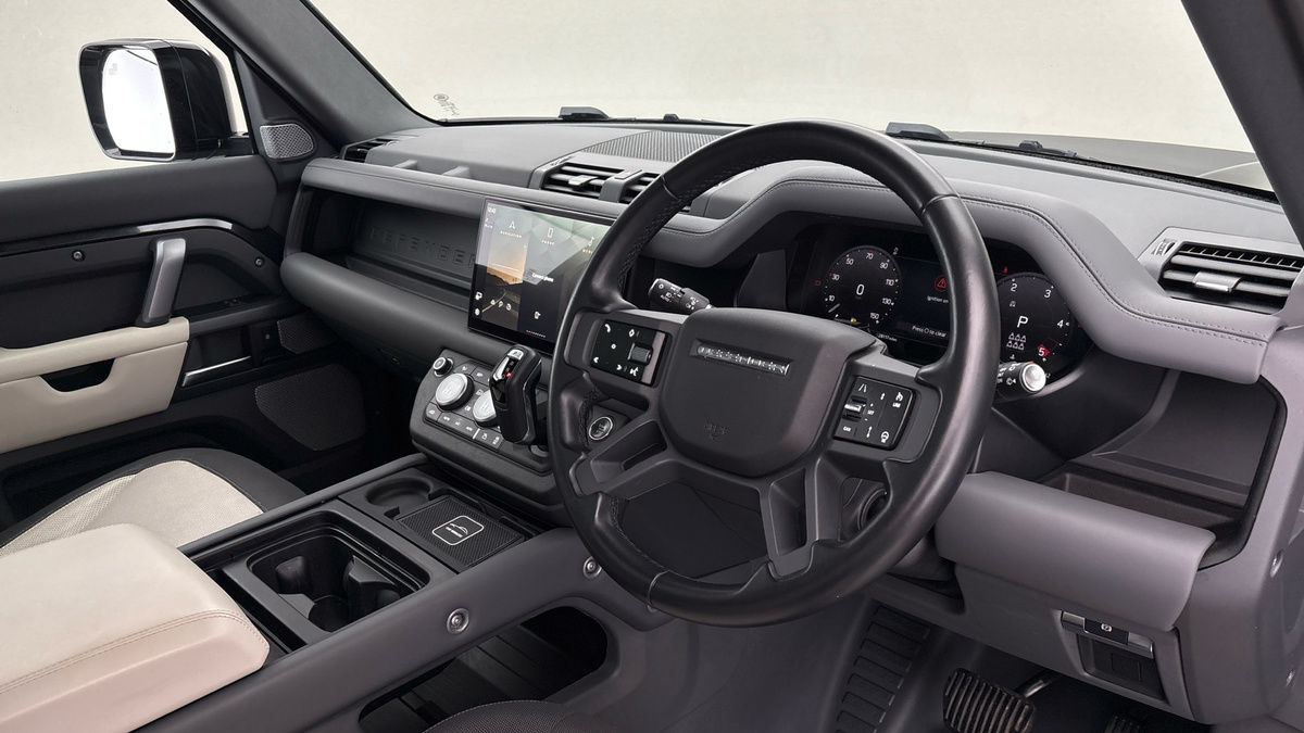 Land Rover Defender 130 Image 5