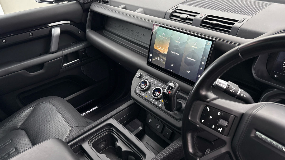 Land Rover Defender 110 Image 18