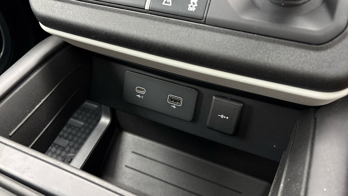 Land Rover Defender 110 Image 28