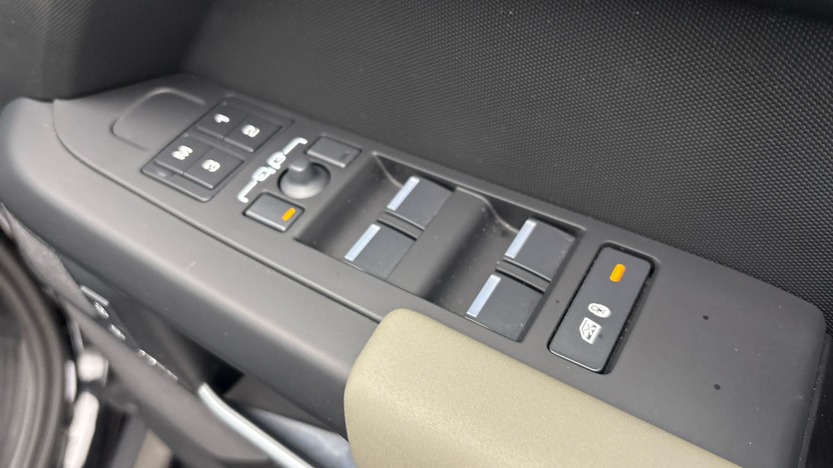 Land Rover Defender 110 Image 31