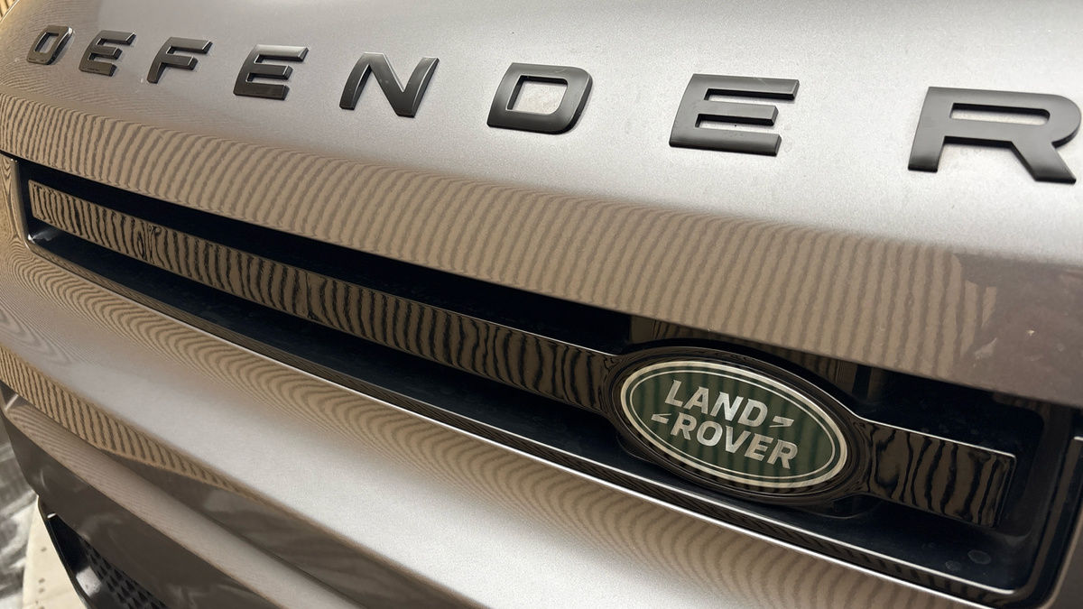 Land Rover Defender 110 Image 24