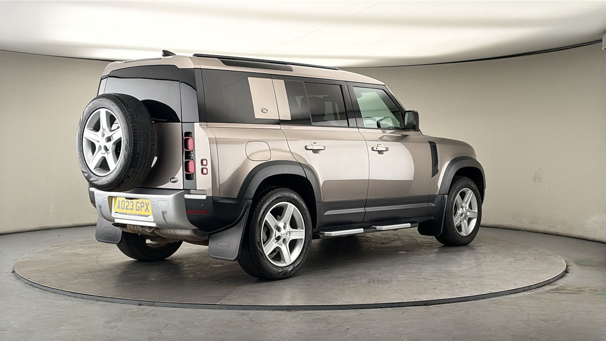 Land Rover Defender 110 Image 21