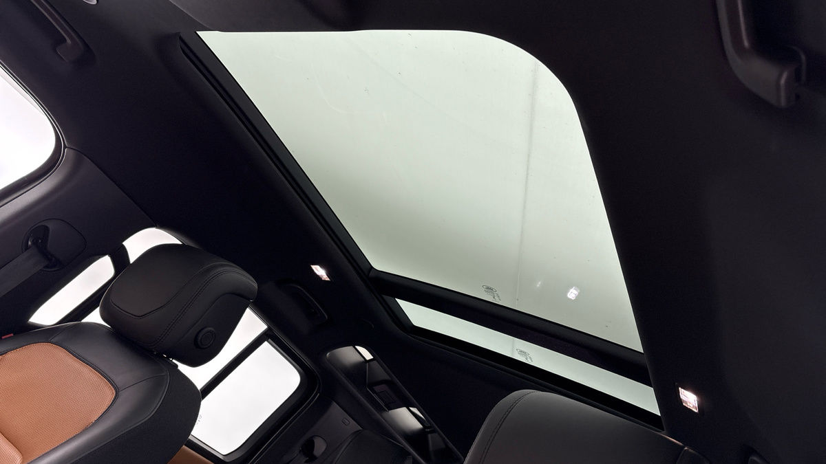 Land Rover Defender 110 Image 6