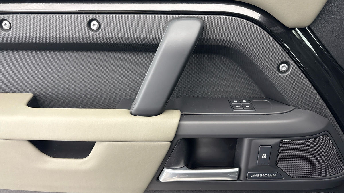 Land Rover Defender 110 Image 19