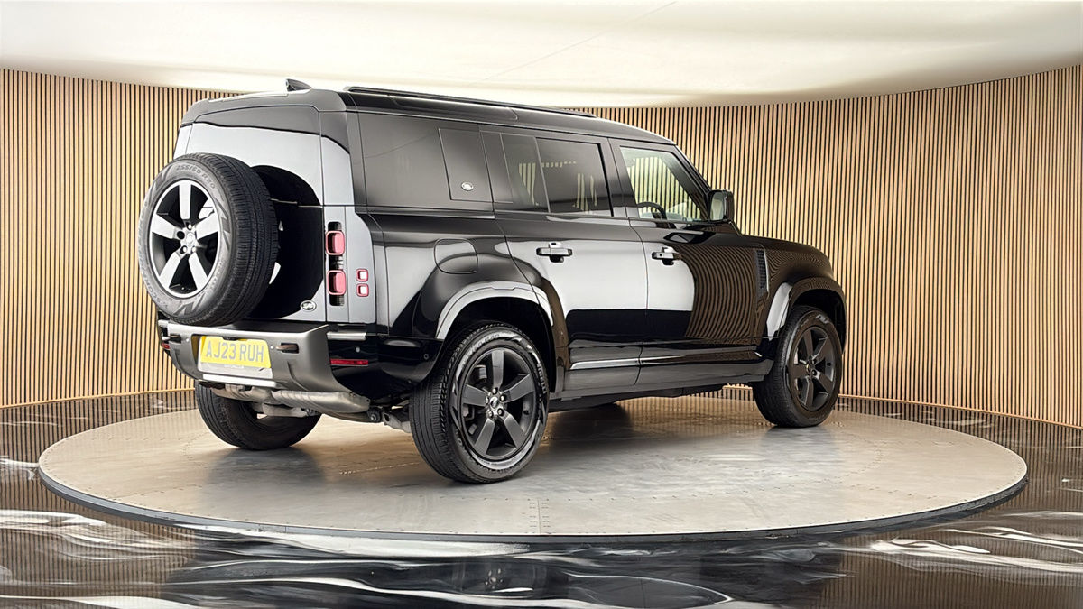 Land Rover Defender 110 Image 21