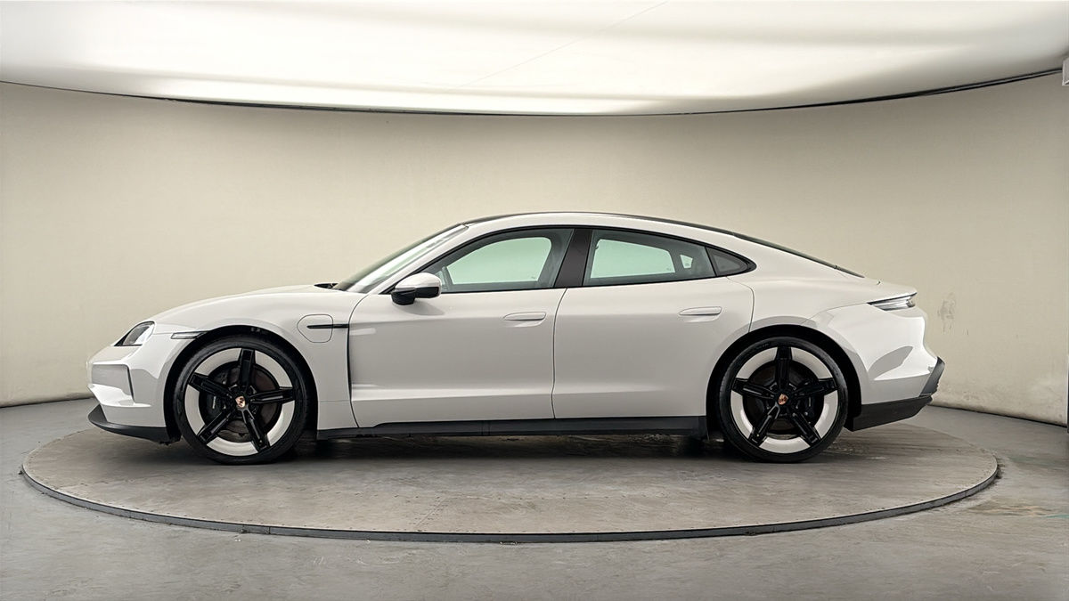 Porsche Taycan Image 15