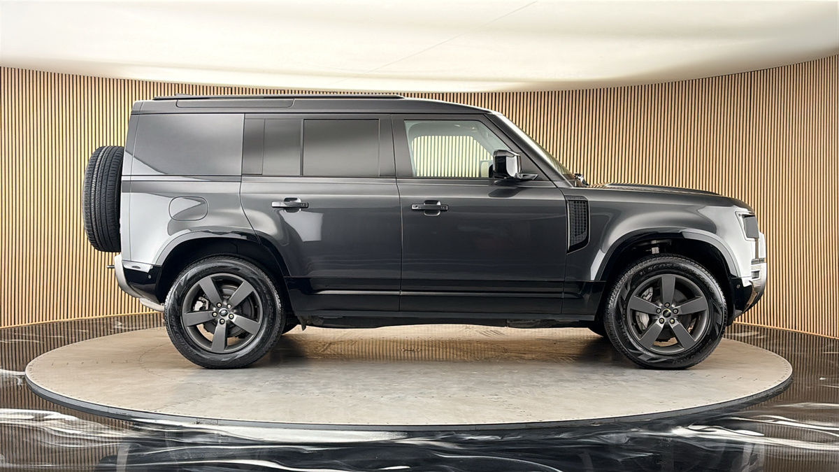 Land Rover Defender 110 Image 16