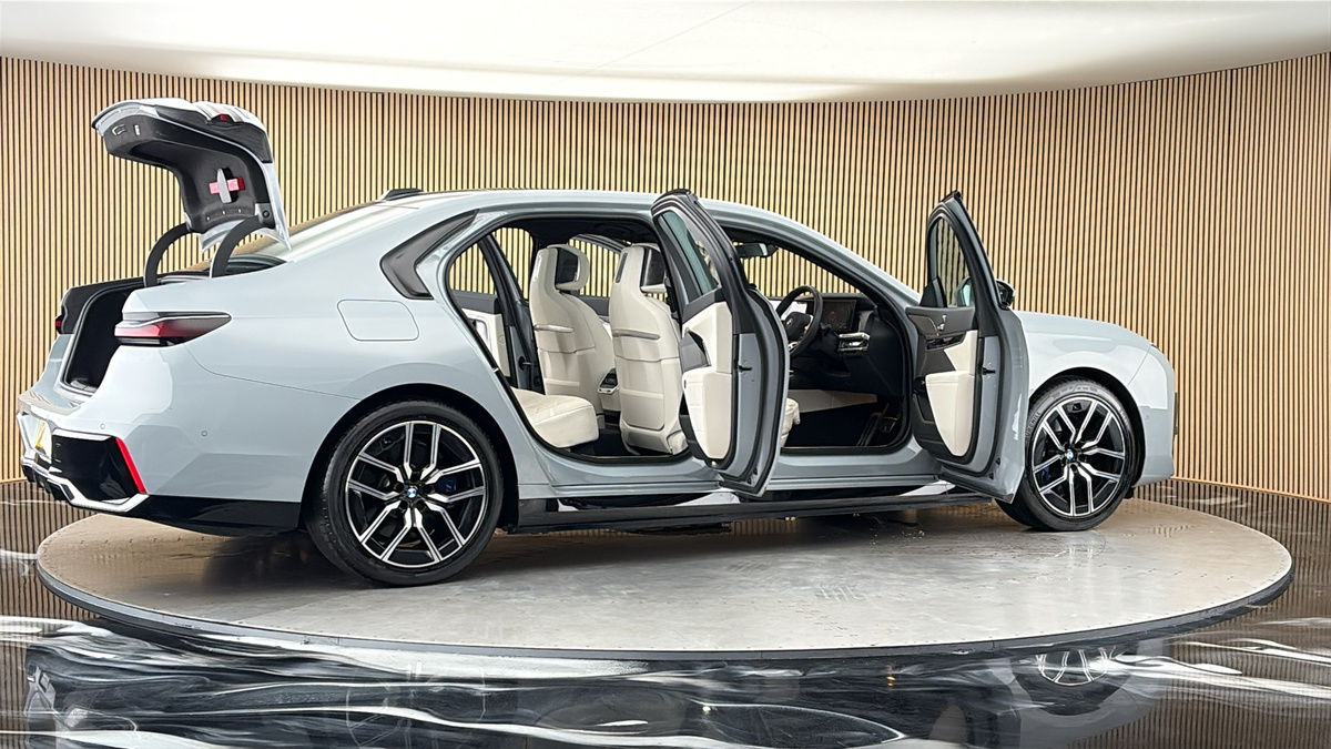 More views of BMW i7
