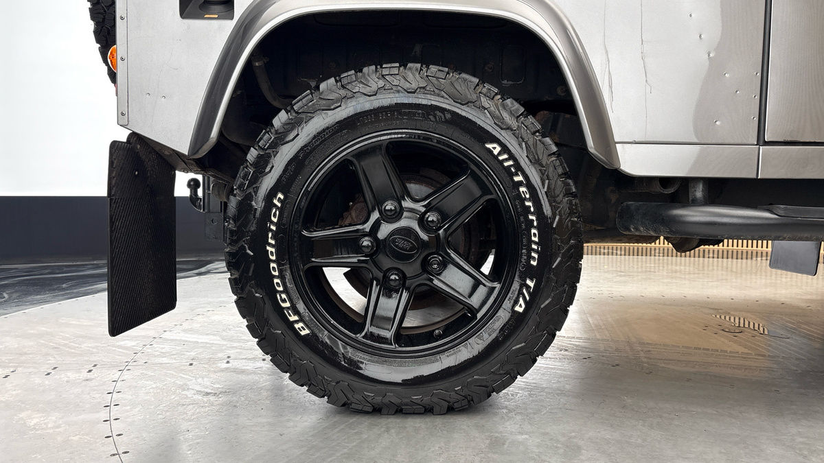 Land Rover Defender 90 Image 10