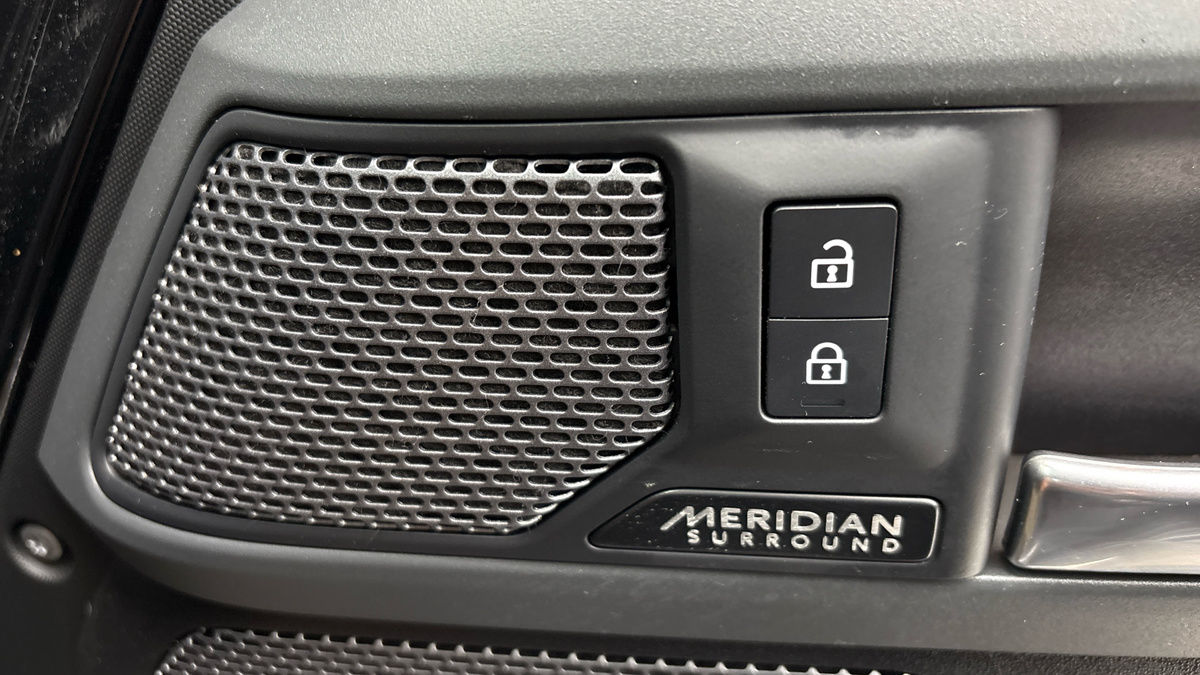 Land Rover Defender 110 Image 26