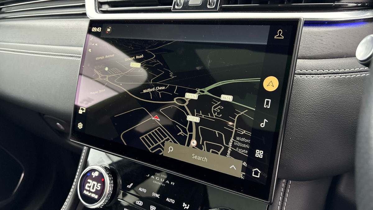 Jaguar F-PACE Image 17