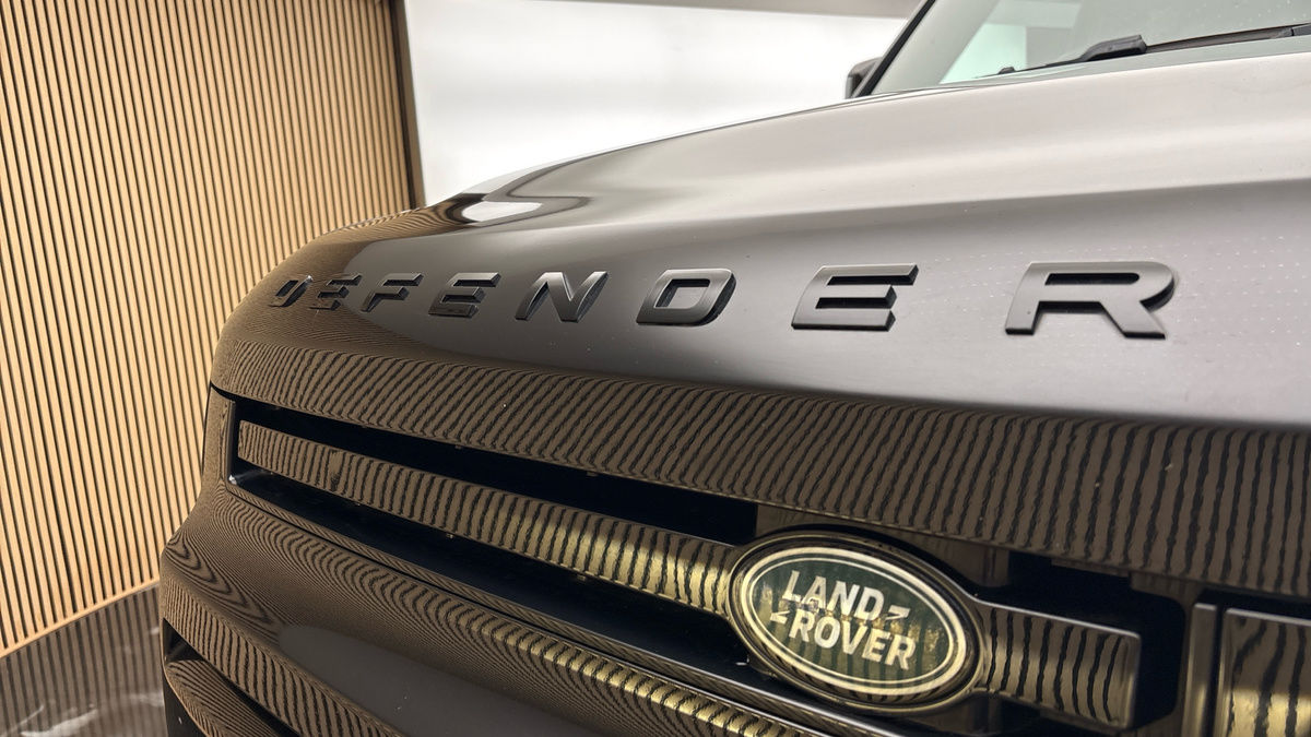Land Rover Defender 110 Image 24