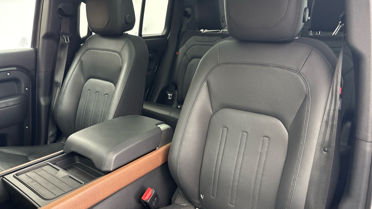 Land Rover Defender 130 Urban Image 7