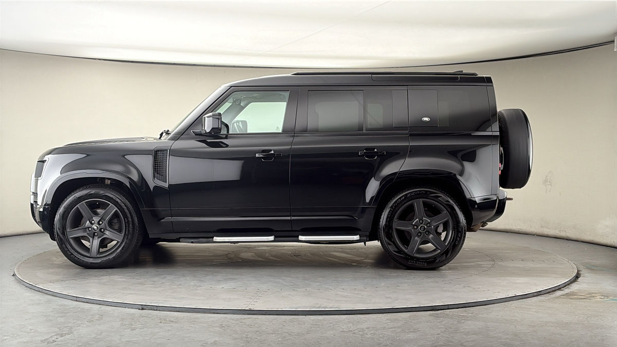 Land Rover Defender 110 Image 15