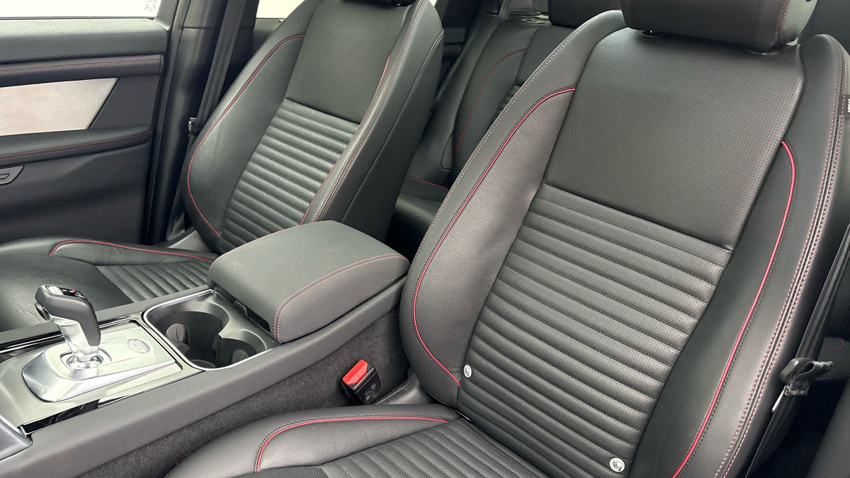 Land Rover Discovery Sport Image 7