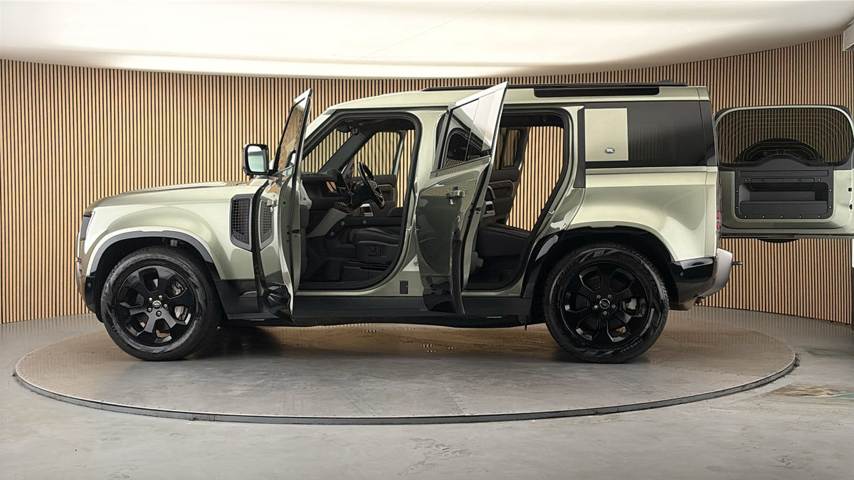 More views of Land Rover Defender 110