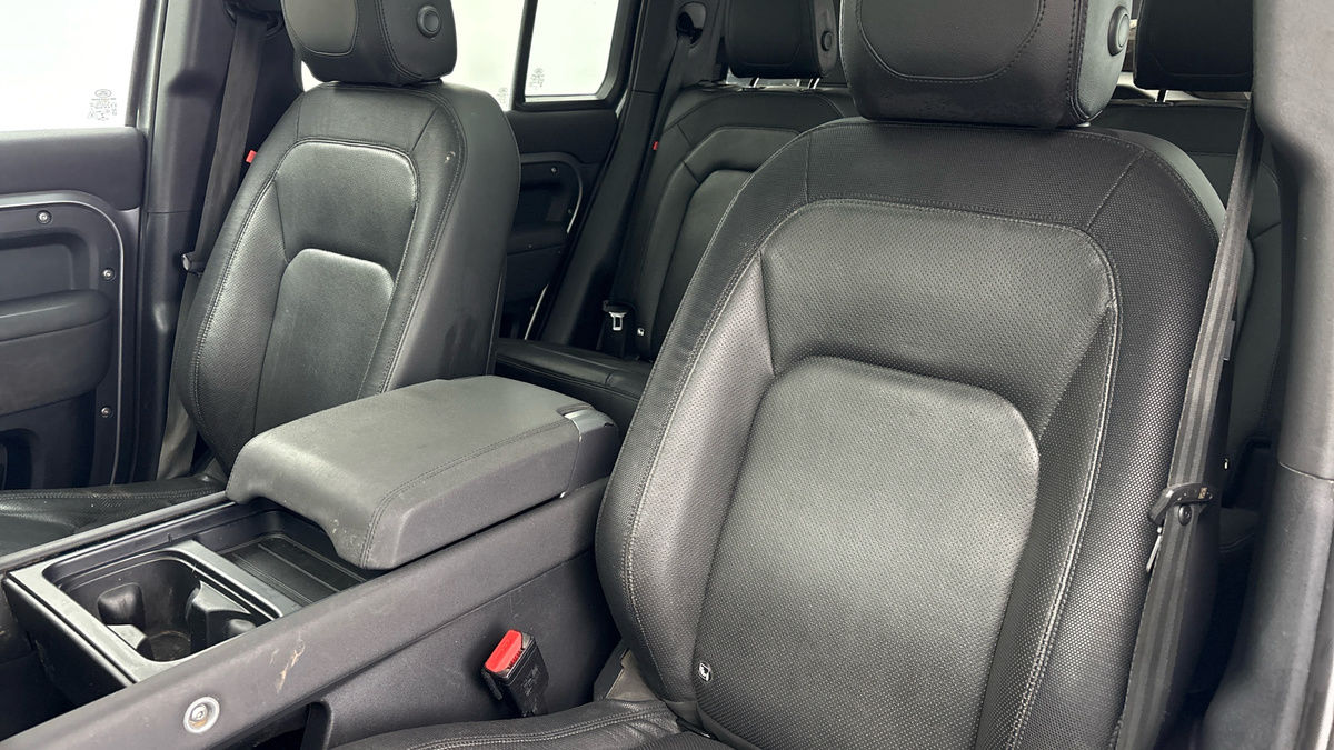 Land Rover Defender 110 Image 7