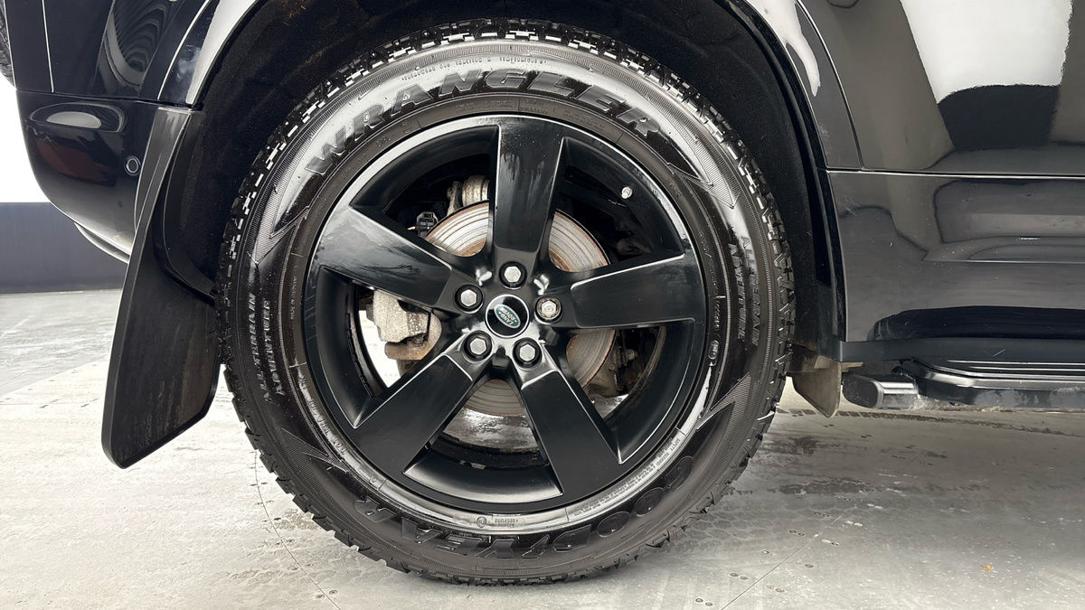 Land Rover Defender 110 Image 10