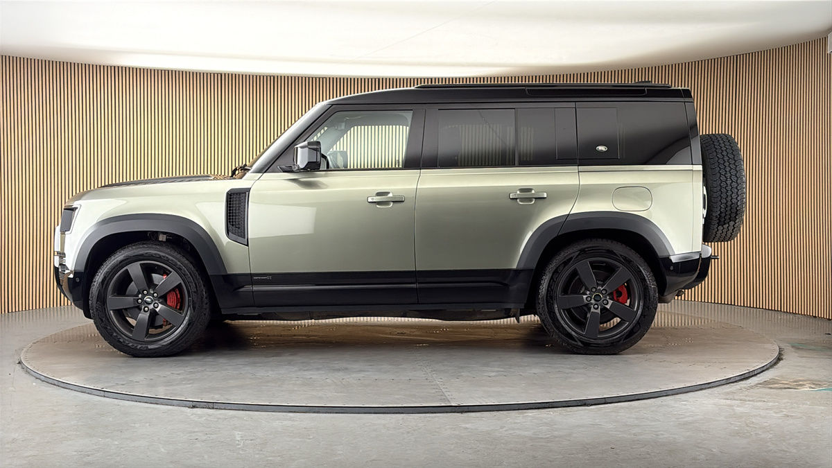 Land Rover Defender 110 Image 15