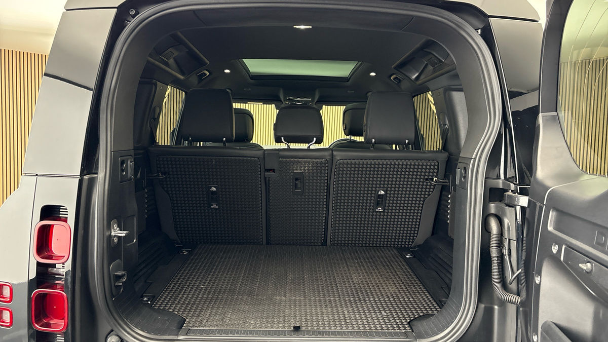 Land Rover Defender 110 Image 11