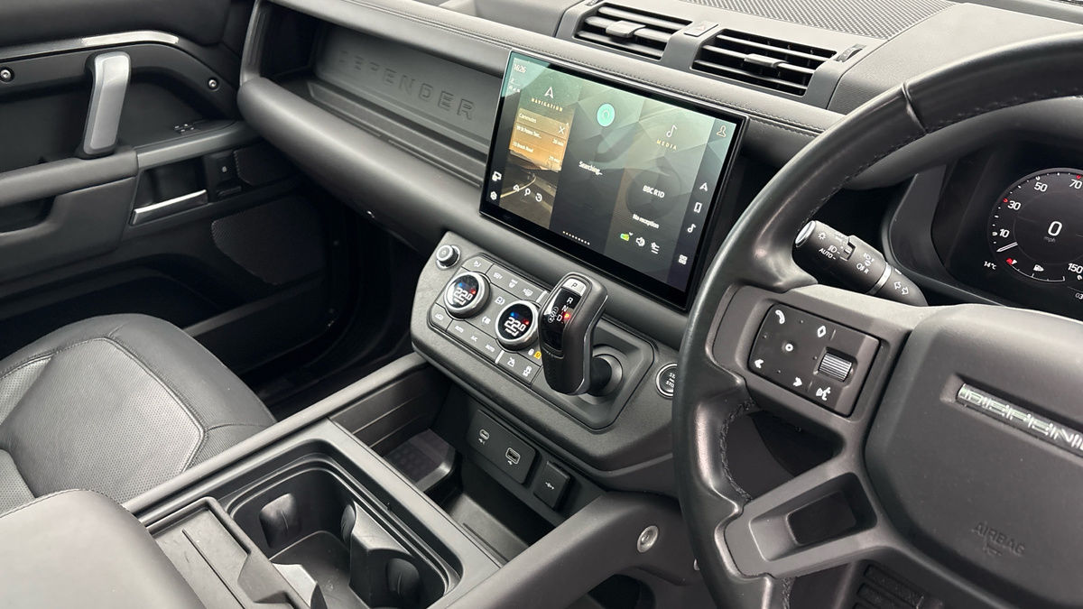 Land Rover Defender 110 Image 18