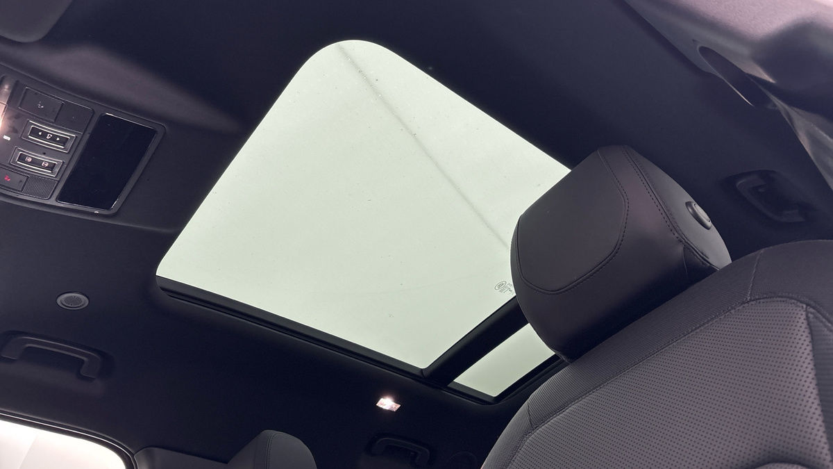 Land Rover Defender 130 Image 6