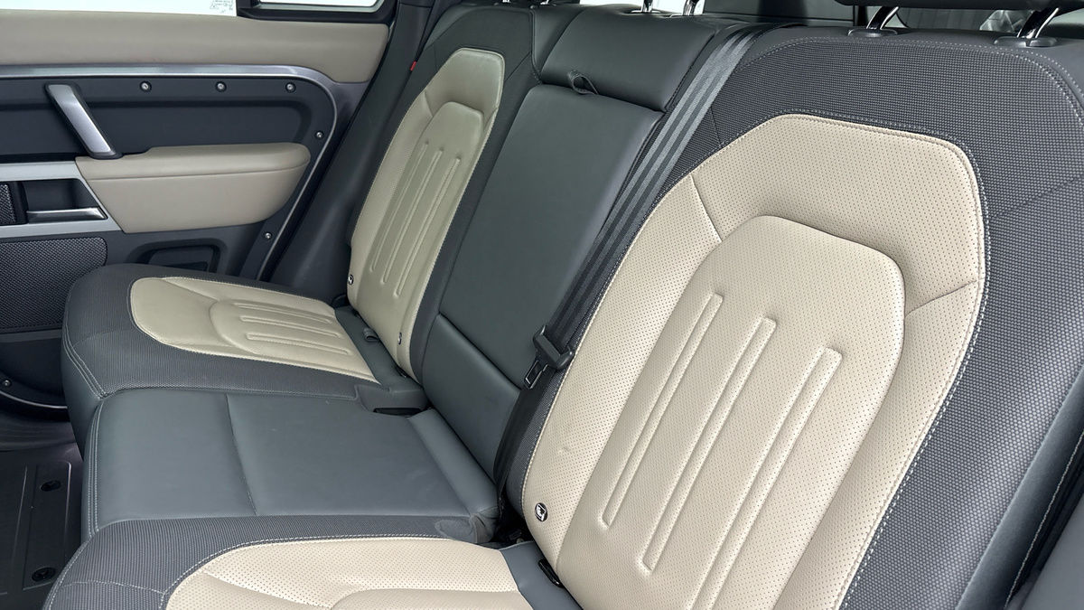 Land Rover Defender 110 Image 8